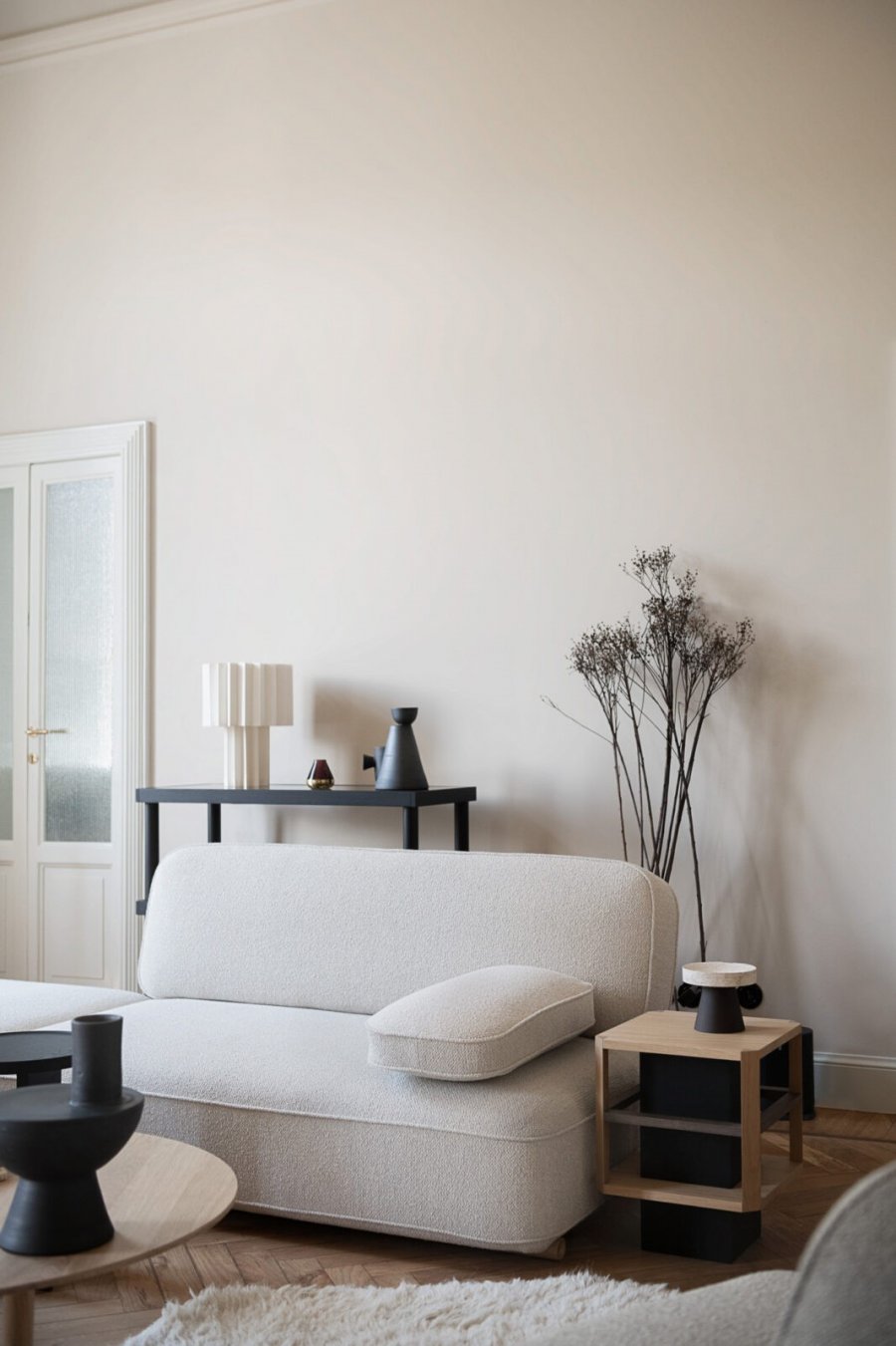 sedačka v asijském minimalistickém stylu