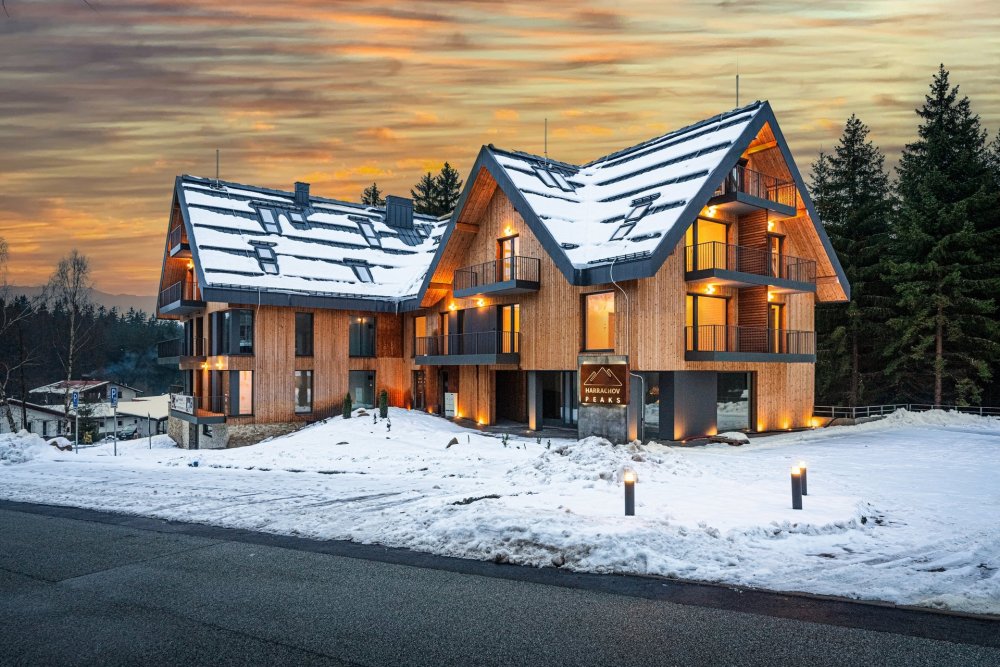 V luxusním horském projektu Harrachov Peaks se otevřel vzorový apartmán s terasou