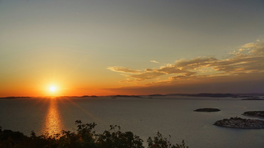 západ slunce nad městem Primošten v Chorvatsku