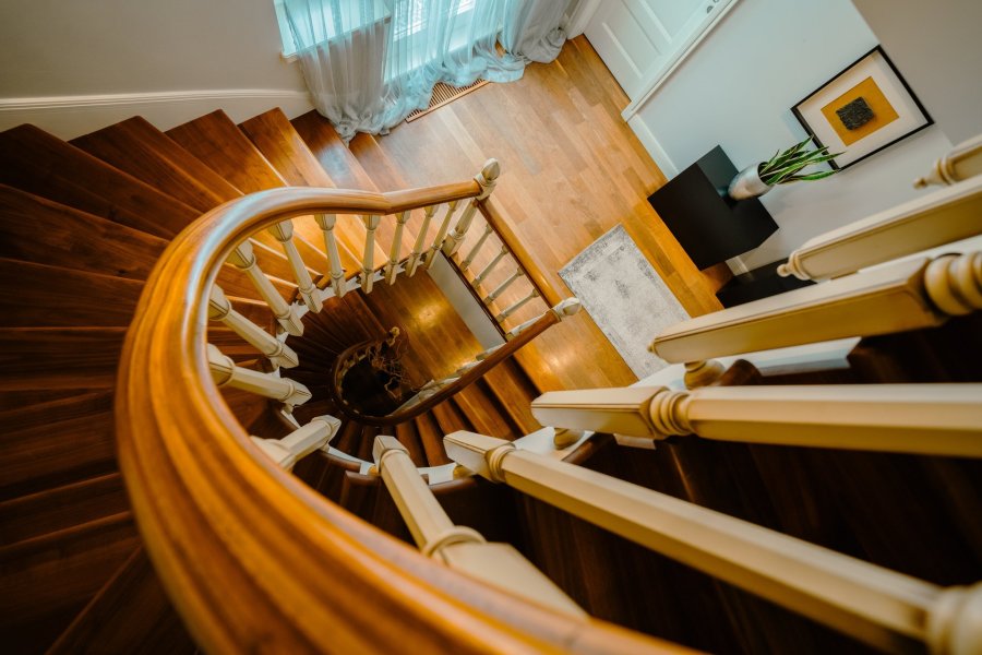 nádherné točité schody v luxusní vile v pažských Dejvicích