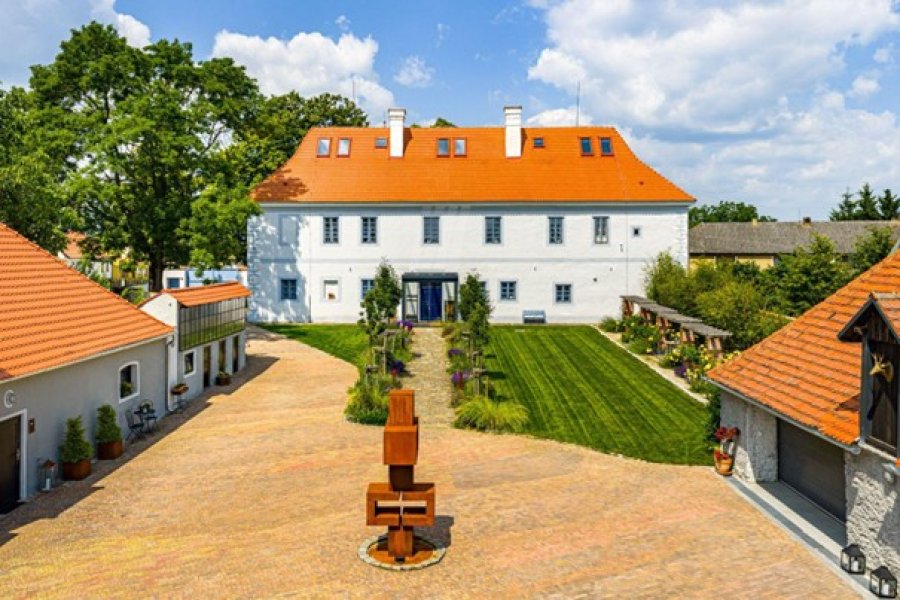 Zámek na prodej u Hluboké nad Vltavou, jižní Čechy