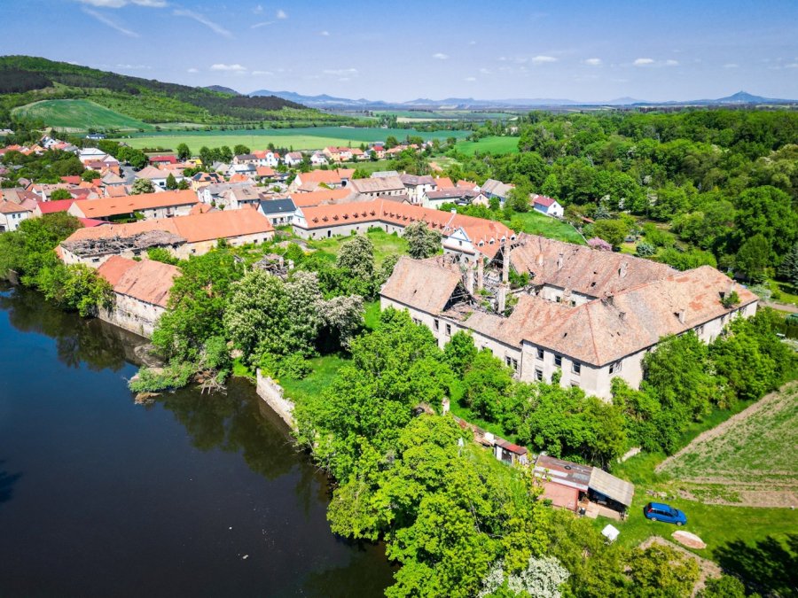 zámecký areál na prodej, Vršovice, okres Louny