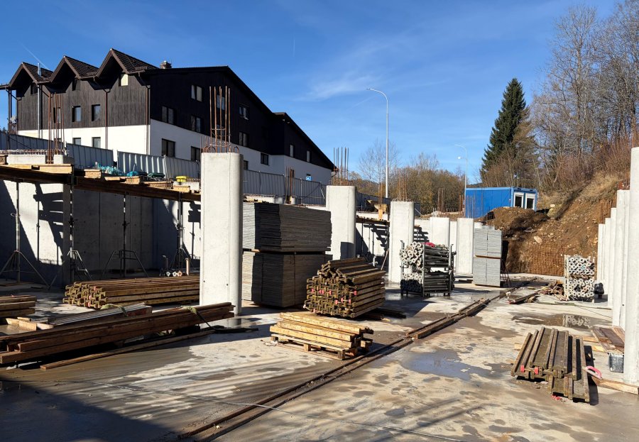 Výstavba monolitické konstrukce podzemních garáží  