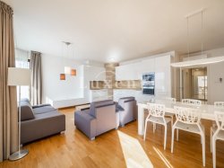 obytný prostor s jídelnou