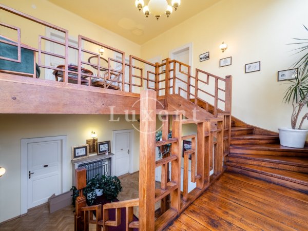 Prodej vily s kancelářskými prostory, 880 m2, na
