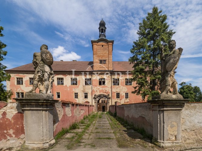 Prodej zámeckého objektu Kounice, 9400 m2, na pozemku 5,6 ha, Kounice