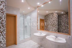 fitness koupelna se sprchou