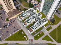 komercni budova z ptaci perspektivy