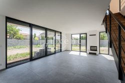 obývací pokoj s krbem