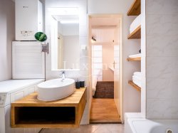 pruchod z loznice do koupelny