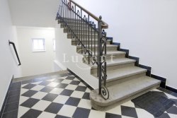 chodba se schodištěm