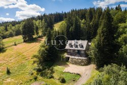 chata zasazena do strane