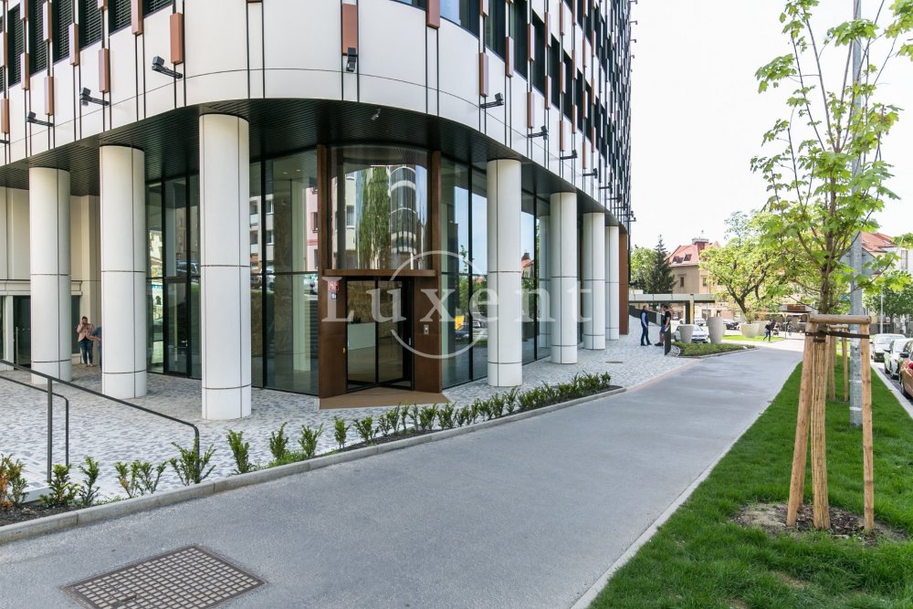 hlavní vstup do komerční budovy