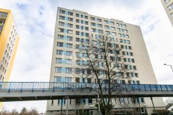 panelovy dum s lavkou