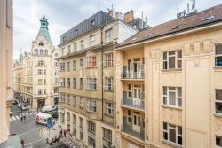 vyhled na sirokou ulici