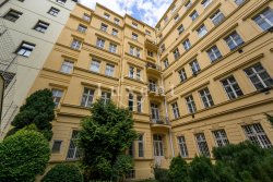 pohled na dum z vnitrobloku