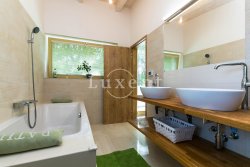 koupelna s vanou a vyhledem