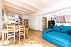 pohovka a jidelni stul