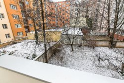 vyhled z balkonu do vnitrobloku