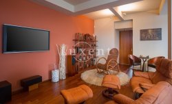 designova mistnost s houpacim kreslem