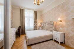 manželská luxusní postel