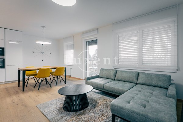 obyvaci pokoj s jidelnim stolem