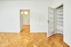 vestavěná skříň