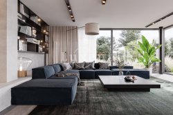 prosklený obývací pokoj