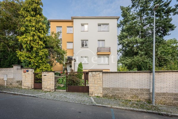 Prodej rodinné vily se třemi byty, 654 m2, na