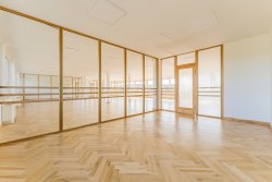 prosklená místnost