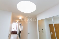 chodba s osvětlením