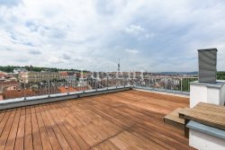 terasa s výhledem na Prahu