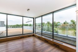 výhled na terasu z obývacího pokoje