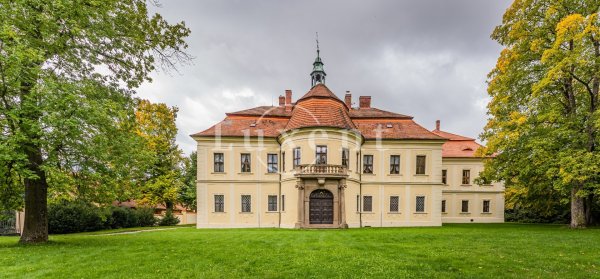 Prodej barokního zámeckého komplexu Mirošov, 5 ha,
