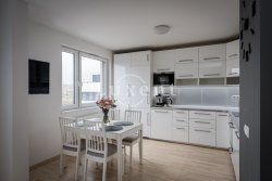 kuchyn pohled do okna