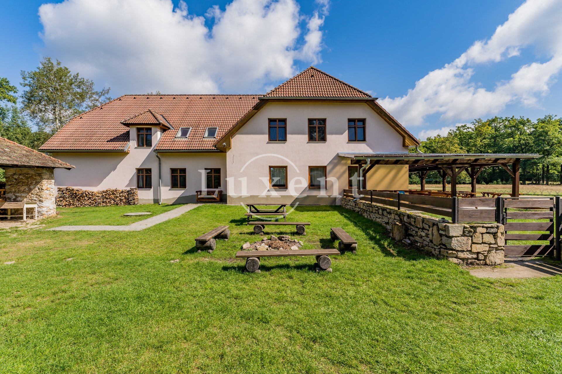 Prodej rodinného domu, 1 200 m2, pozemek 18 875