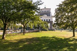 náměstí Jiřího z Poděbrad s kostelem