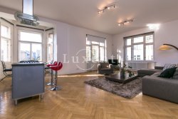 obývací pokoj s kuchyňským koutem