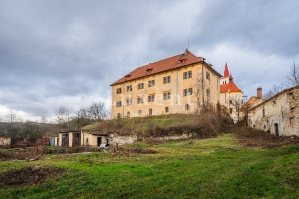Prodej raně barokního zámku na pozemku 1.5 ha,
