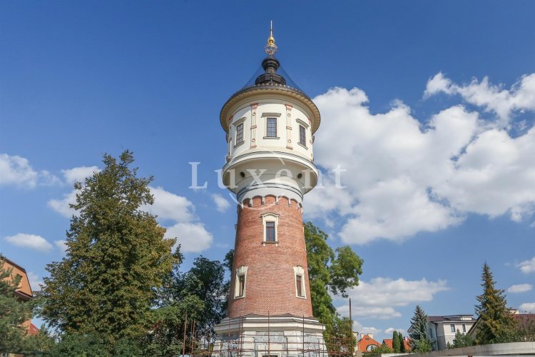 Prodej areálu s vodárenskou věží, 814 m2, komerčními prostory a garáží ve stavu shell & core, poz. 1268 m2, Praha 8 - Libeň