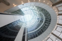 pohled na prosklenou strechu