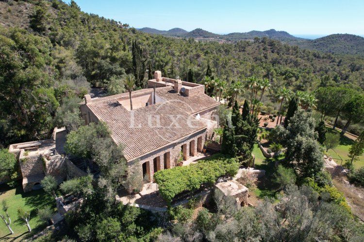 Sale of a traditional Spanish villa, 680 m², on a plot of 13 500 m², S'Horta - Mallorca