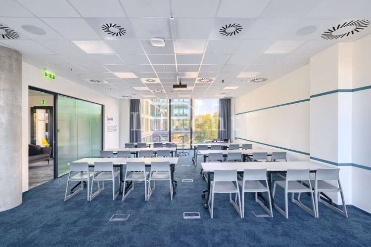 Rent of a modern commercial unit, 1 544 sqm, Block Karlín, Prague 8