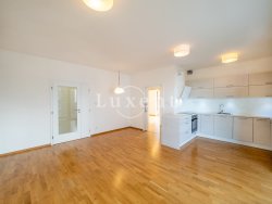 obytny prostor s kuchynskym koutem