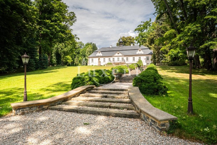 Prodej výjimečného zámku v malebné krajině Středočeského kraje, 35 kilometrů od Prahy