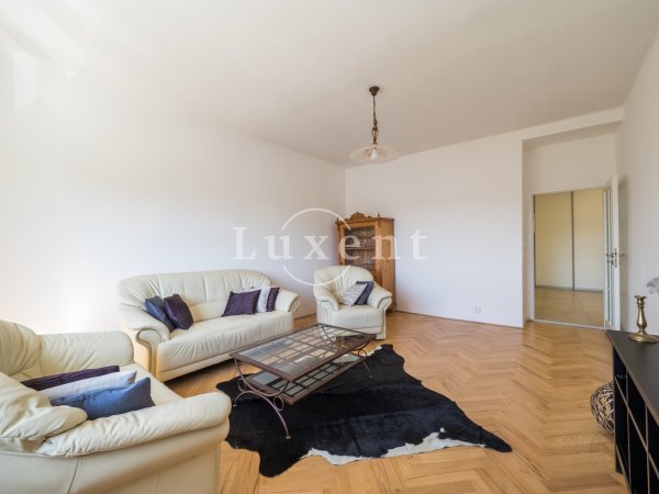 bila sedaci souprava