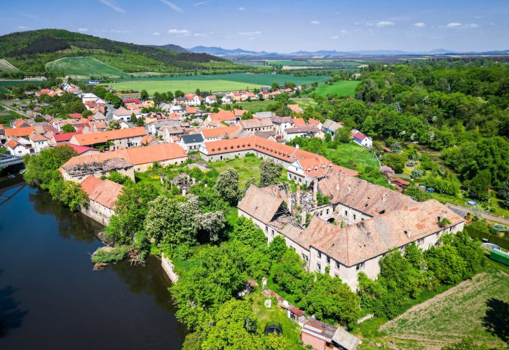 Prodej zámeckého areálu Vršovice o výměře 1,6 ha, investiční příležitost pro podnikání v okrese Louny