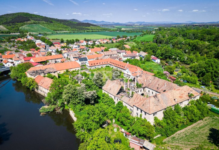 Sale of the Vršovice castle complex – 1.6 ha, Investment opportunity for business in the Louny District