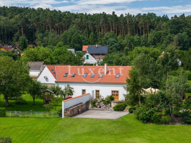 Sale of a multi-generational family house with 8 rooms + kitchen, on a plot of 2,913 m², Kvítkovice, České Budějovice