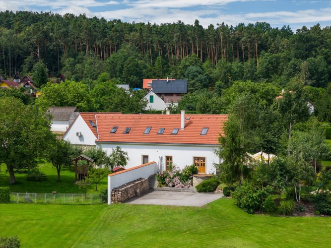 Sale of a multi-generational family house with 8 rooms + kitchen, on a plot of 2,913 m², Kvítkovice, České Budějovice